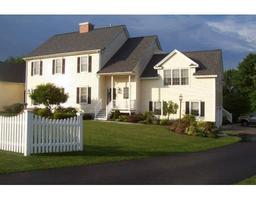Unit for sale at 11 Parish Sq, Atkinson, NH 03811