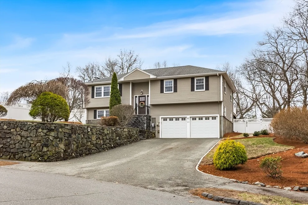 Unit for sale at 11 Cricklewood Dr, Stoneham, MA 02180