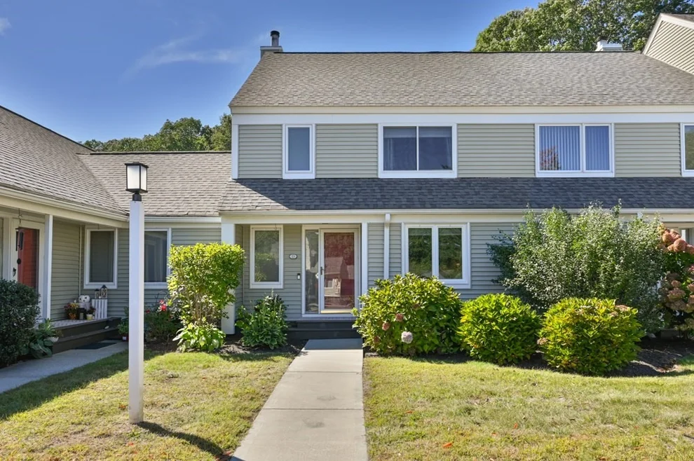 Unit for sale at 23 Stone Ridge Rd, Franklin, MA 02038