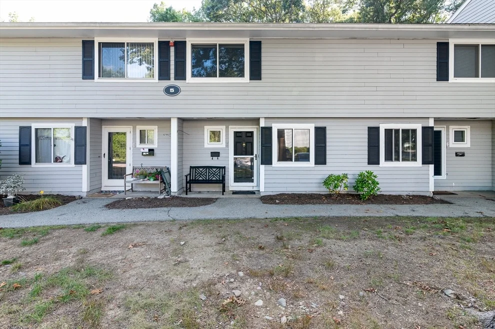 Unit for sale at 5 Beals Cove Rd, Hingham, MA 02043