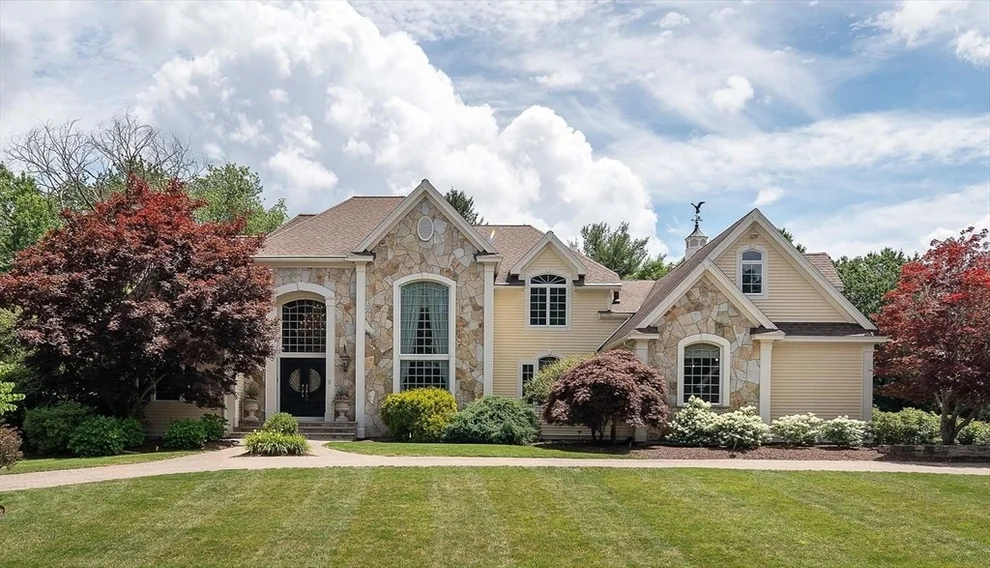 Unit for sale at 8 Buttonwood Dr, Andover, MA 01810