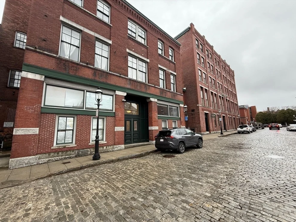 Unit for sale at 172 Middle St, Lowell, MA 01852
