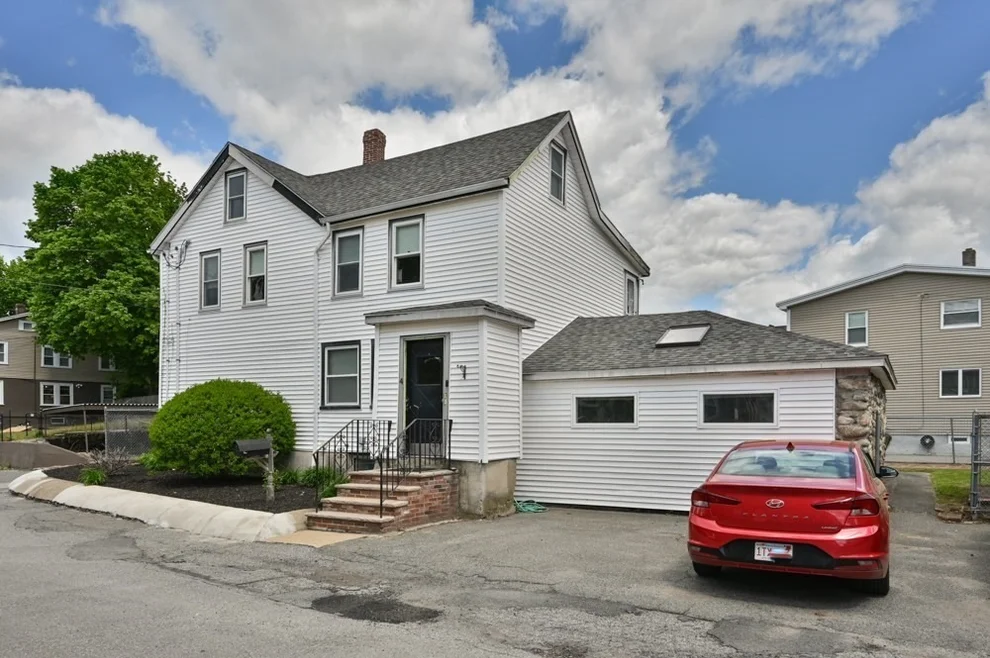 Unit for sale at 4 Wiley Pl, Wakefield, MA 01880