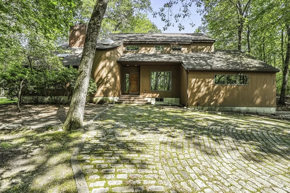 Unit for sale at 160 Floral St, Shrewsbury, MA 01545