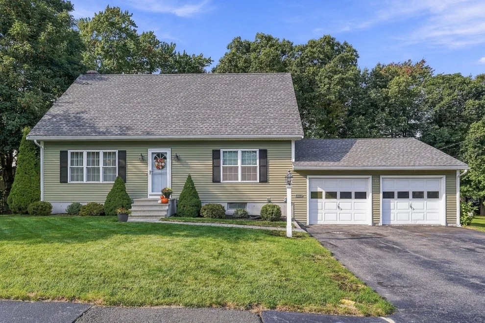 Unit for sale at 14 Oak Cir, Holden, MA 01520