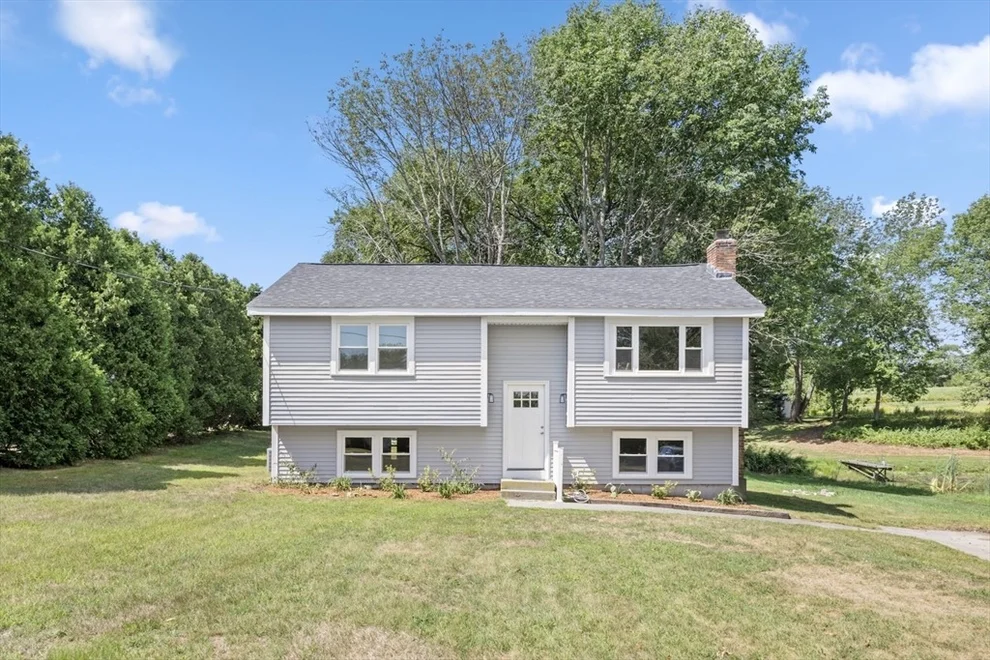 Unit for sale at 105 Birchwood Dr, Swansea, MA 02777