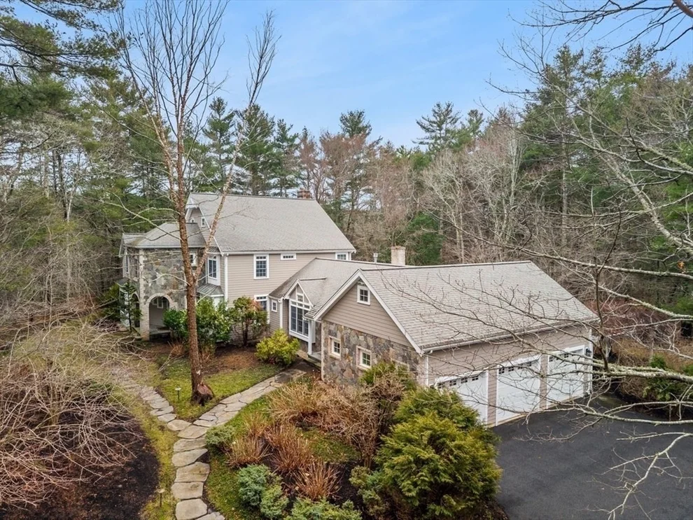 Unit for sale at 4 Furlong Cir, Lakeville, MA 02347