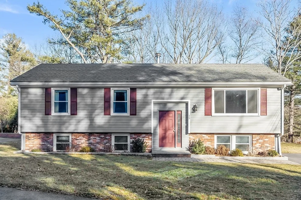 Unit for sale at 15 Hickory Hill Rd, Wakefield, MA 01880
