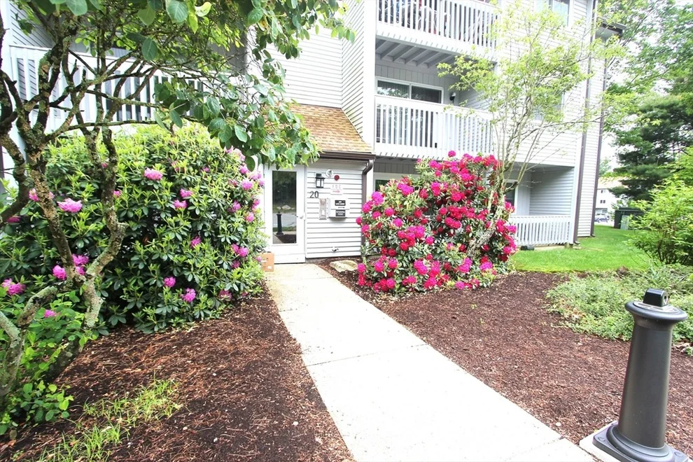 Unit for sale at 2008 Franklin Crossing Rd, Franklin, MA 02038