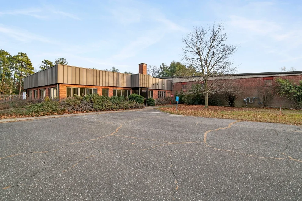 Unit for sale at 135 Apremont, Westfield, MA 01085