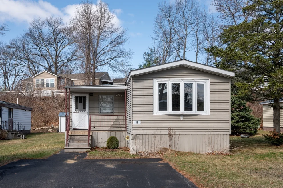 Unit for sale at 19 Victoria Lane, Marlborough, MA 01753