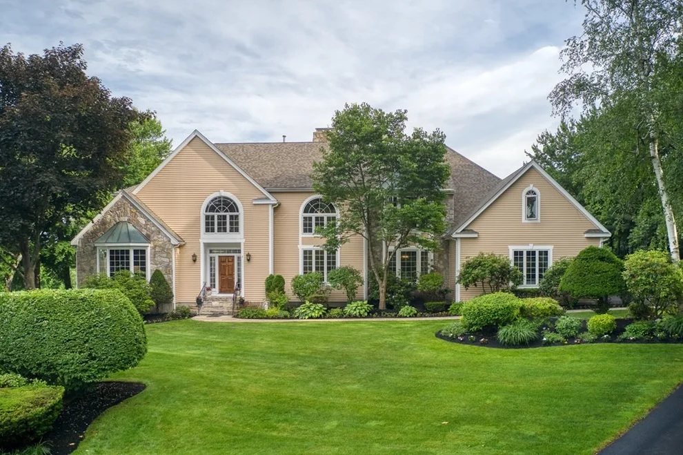 Unit for sale at 9 Ruggiero Way, Andover, MA 01810