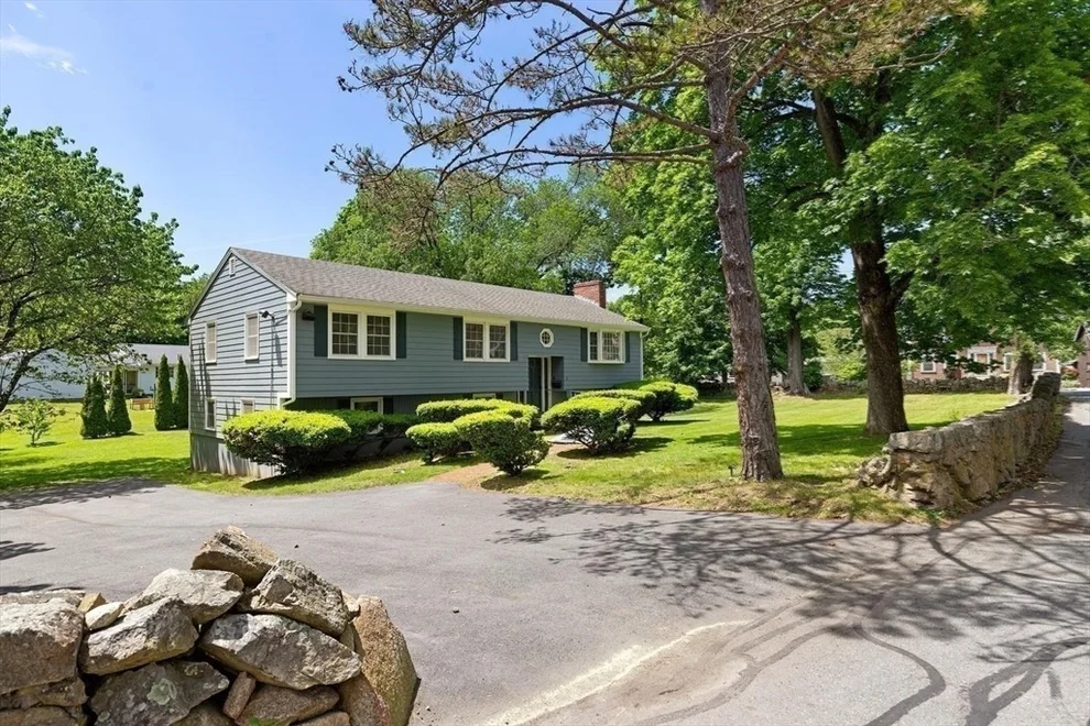 Unit for sale at 1 Brackenbury Lane, Beverly, MA 01915