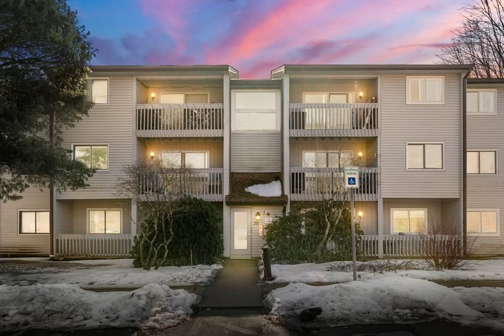 Unit for sale at 2011 Franklin Crossing Rd, Franklin, MA 02038