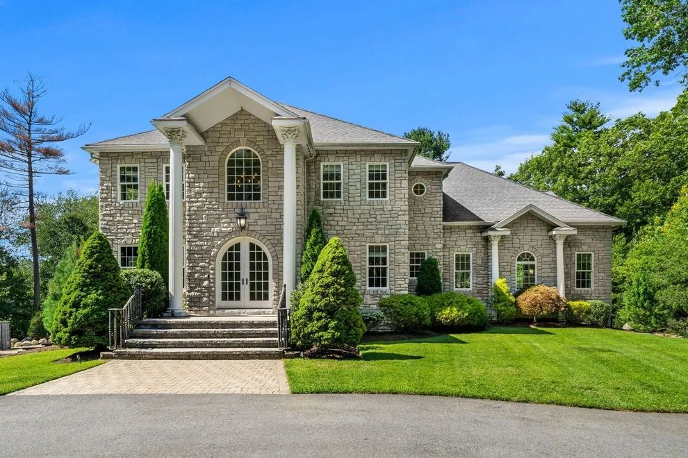Unit for sale at 9 Grandview Rd, North Reading, MA 01864