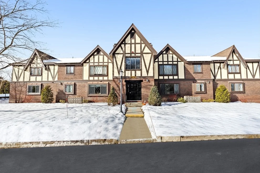 Unit for sale at 4 Royal Lake Dr, Braintree, MA 02184