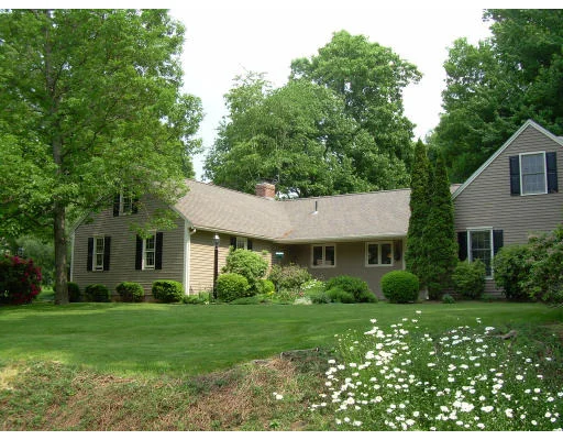 Unit for sale at 7 Broushane Cir, Shrewsbury, MA 01545