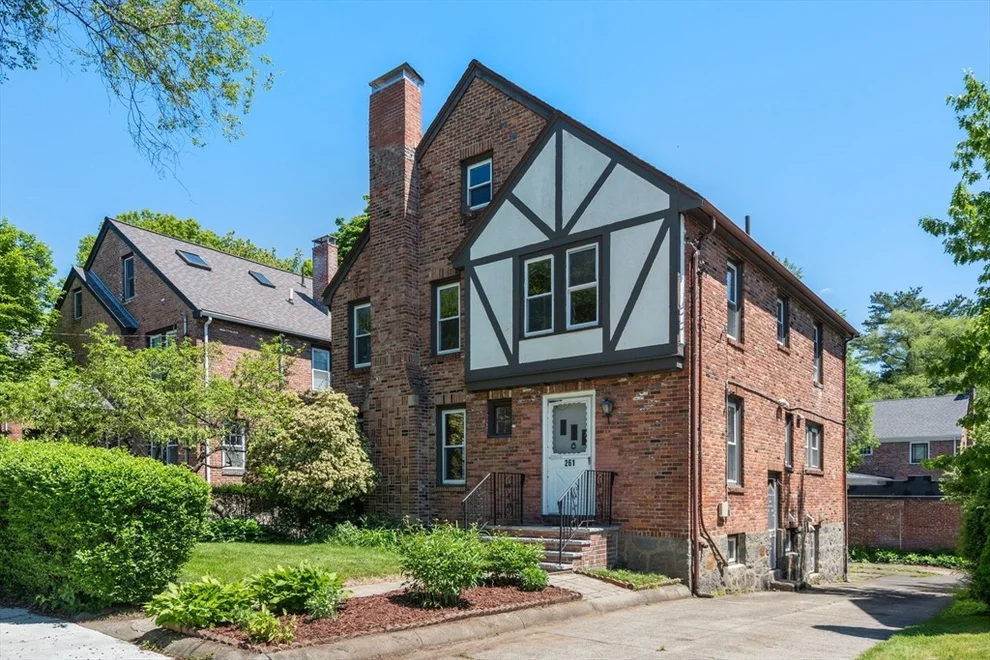 Unit for sale at 261 Russett Rd, Brookline, MA 02467