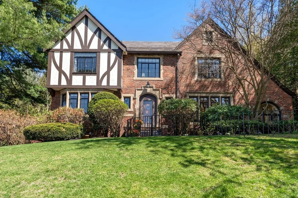 Unit for sale at 21 Woodchester Dr, Newton, MA 02467