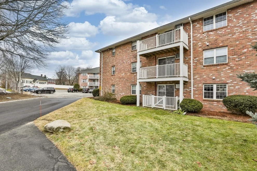 Unit for sale at 5 Karen Cir, Billerica, MA 01821