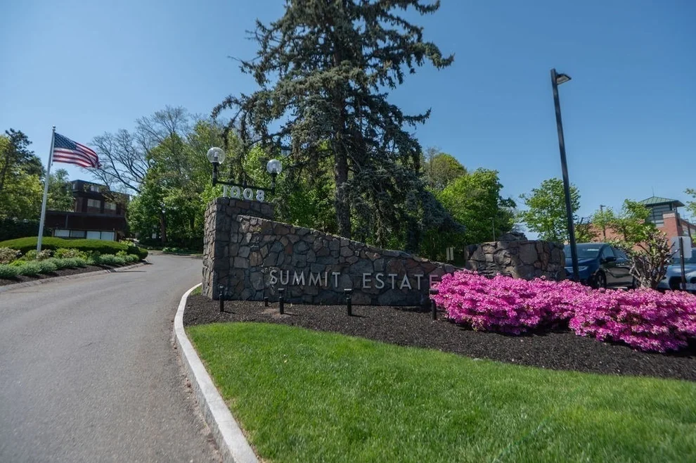 Unit for sale at 1002 Paradise Rd, Swampscott, MA 01907