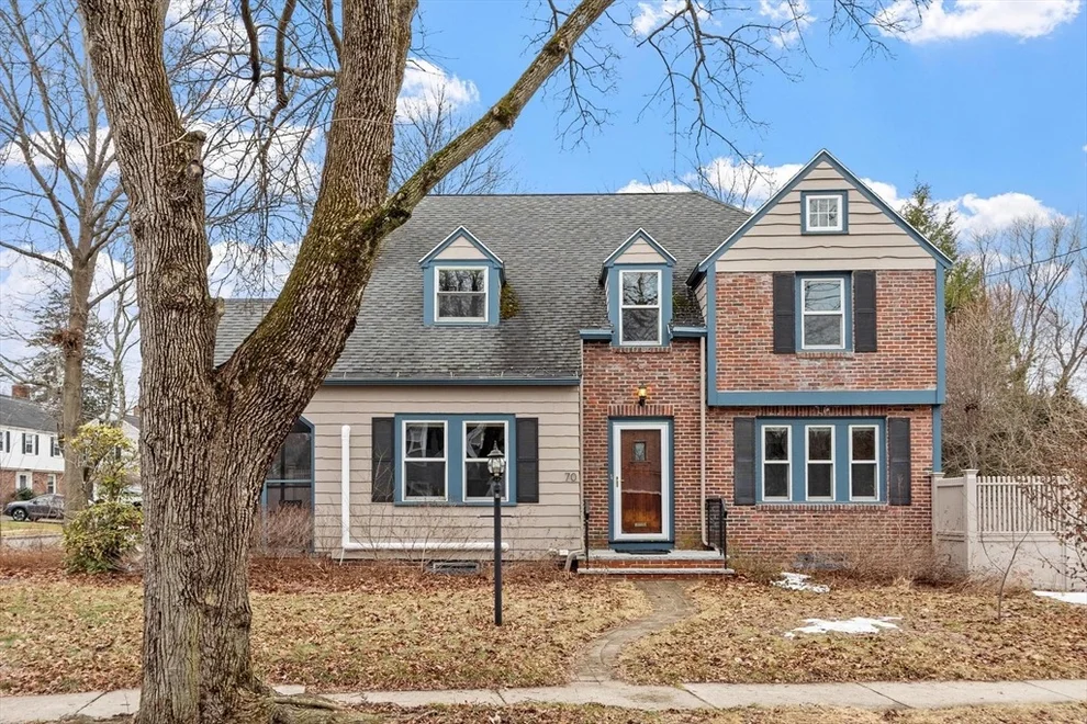 Unit for sale at 70 Ardsmoor Rd, Melrose, MA 02176