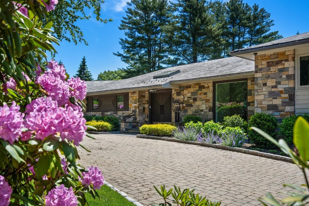 Unit for sale at 9 Singletree Rd, Brookline, MA 02467