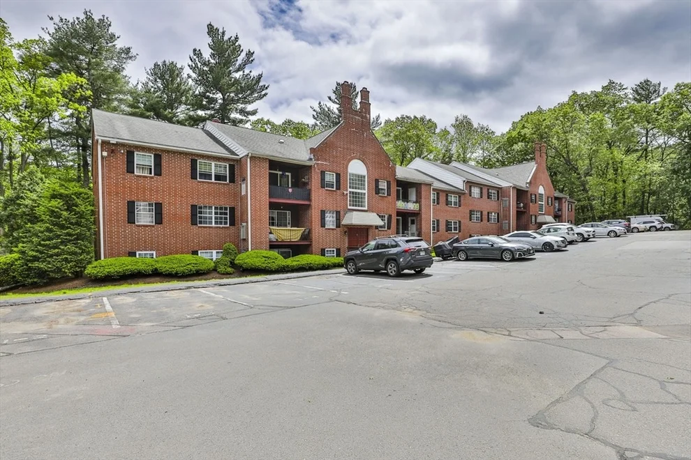 Unit for sale at 1 Louisburg Sq, Nashua, NH 03060