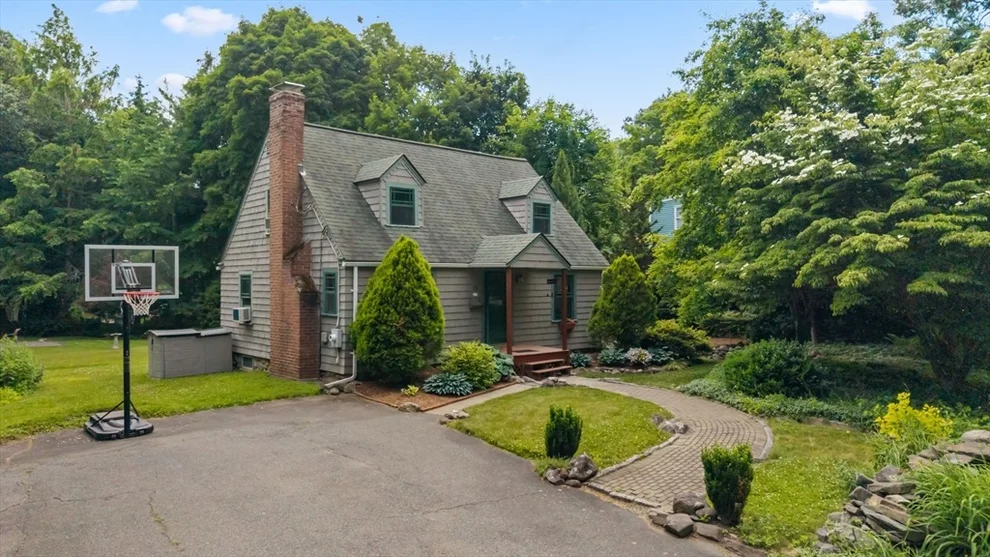 Unit for sale at 33 Spruce St, Shrewsbury, MA 01545
