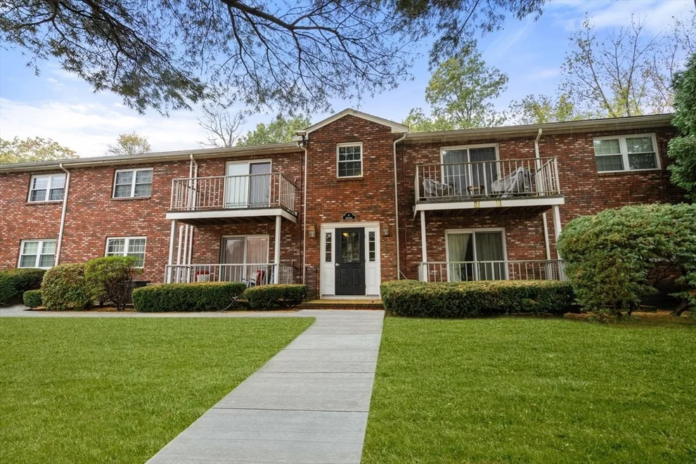 Unit for sale at 8 Kingswood Dr, Abington, MA 02351