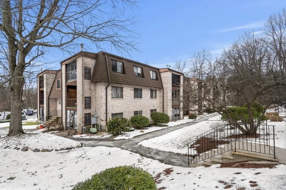 Unit for sale at 7 Greenbriar Dr, North Reading, MA 01864