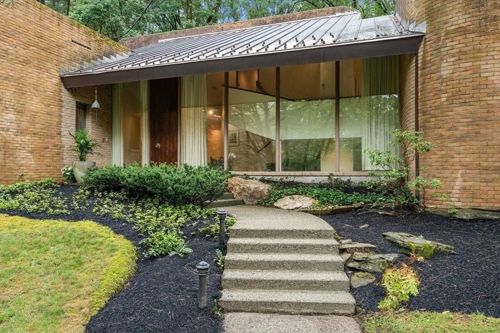 Unit for sale at 33 Aylesbury Rd, Worcester, MA 01609