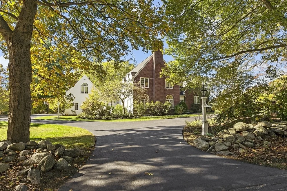 Unit for sale at 853 Strawberry Hill Rd, Concord, MA 01742