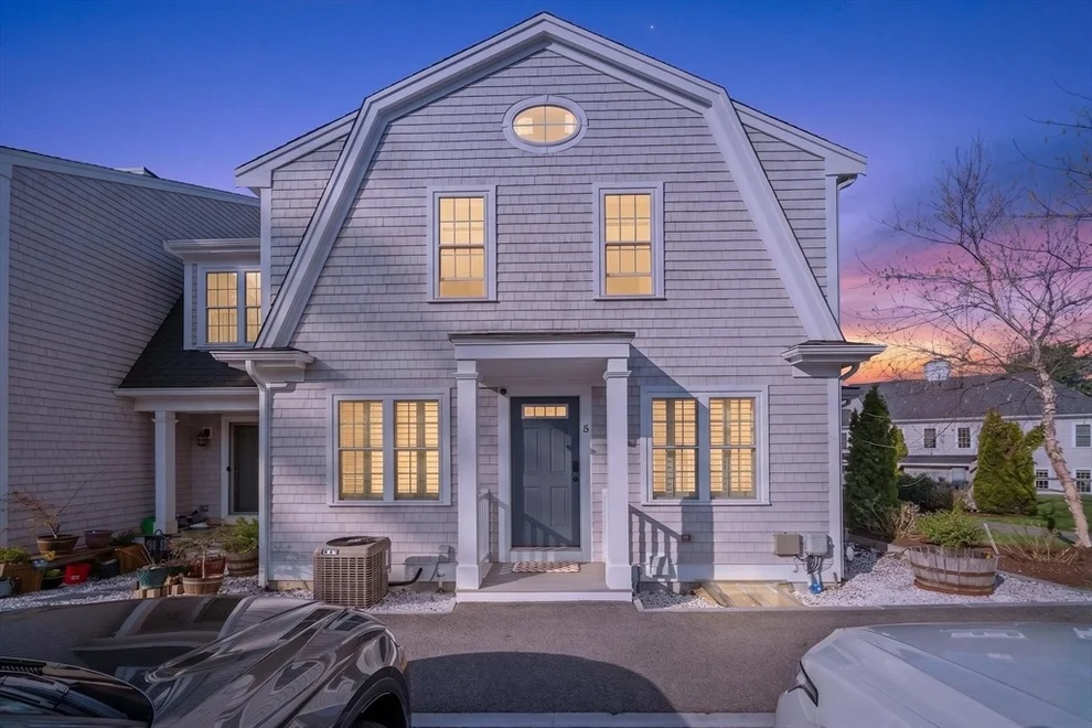 Unit for sale at 138 Elm St, Kingston, MA 02364