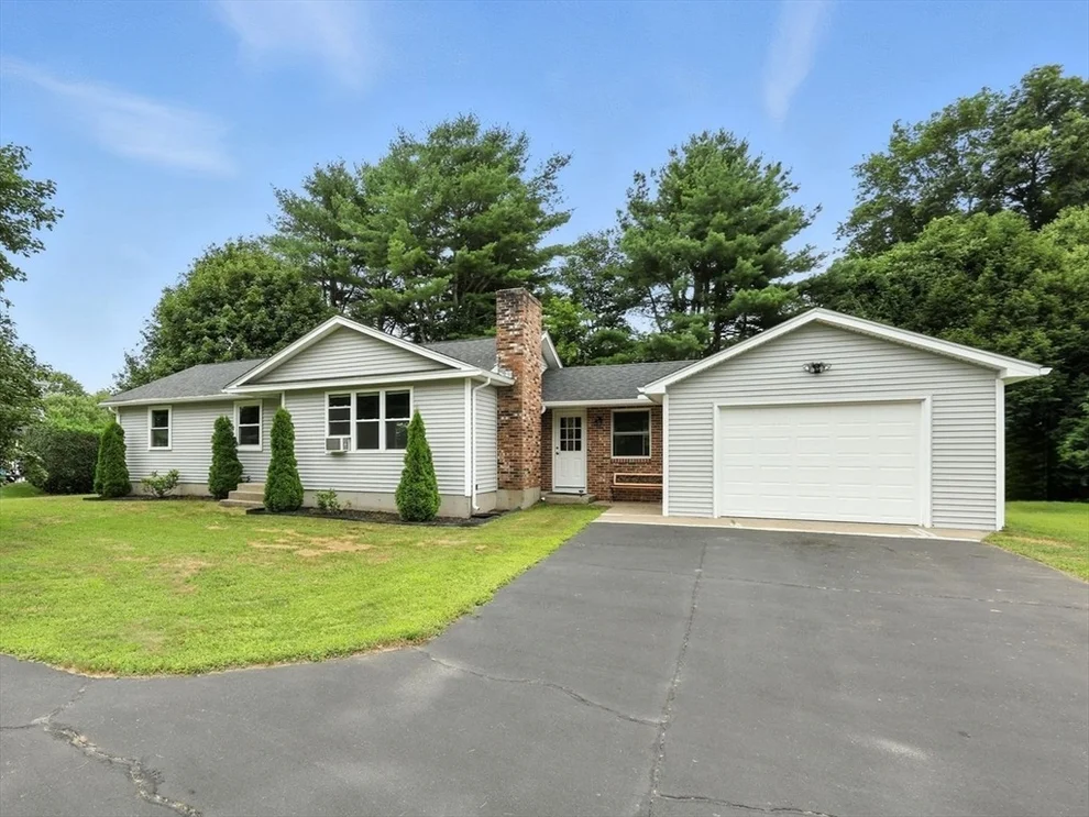 Unit for sale at 6 Oakridge Cir, Easthampton, MA 01027