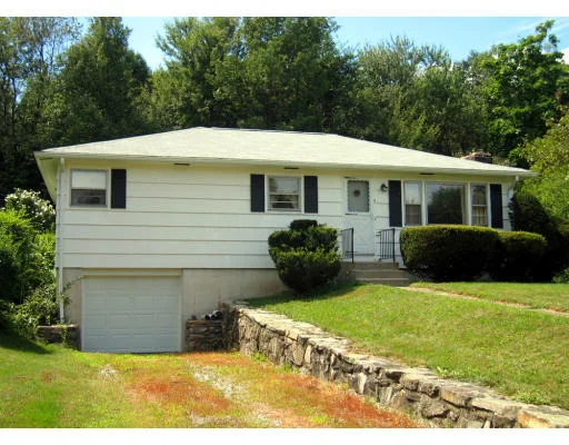 Unit for sale at 3 Sovereign Heights, Sutton, MA 01590