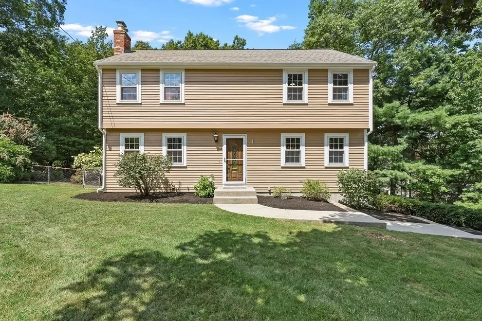 Unit for sale at 394 Old Farm Rd, Franklin, MA 02038