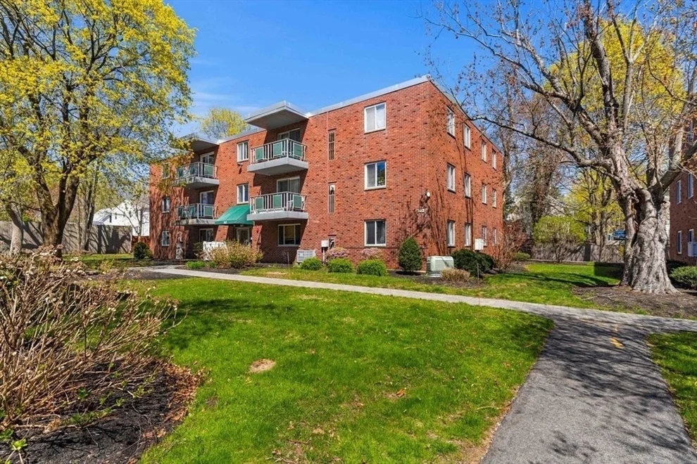 Unit for sale at 302 Commercial St, Braintree, MA 02184