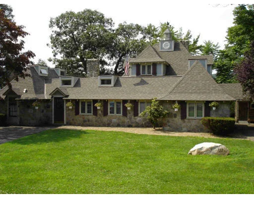 Unit for sale at 722 E Merrimack St, Lowell, MA 01852