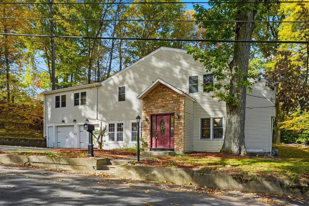 Unit for sale at 17 Pathwood Ave, Burlington, MA 01803