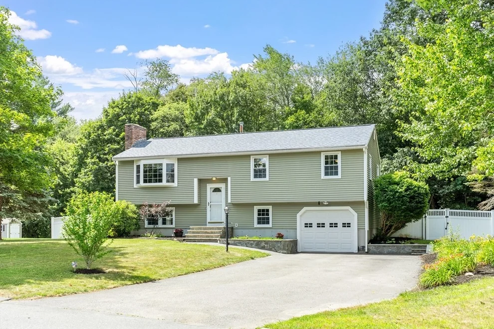 Unit for sale at 5 Rolling Ridge Ln, Methuen, MA 01844