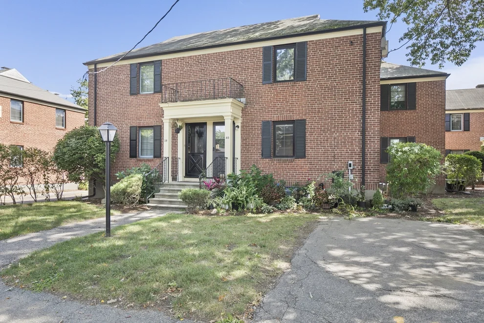 Unit for sale at 40 Pierce Rd, Watertown, MA 02472