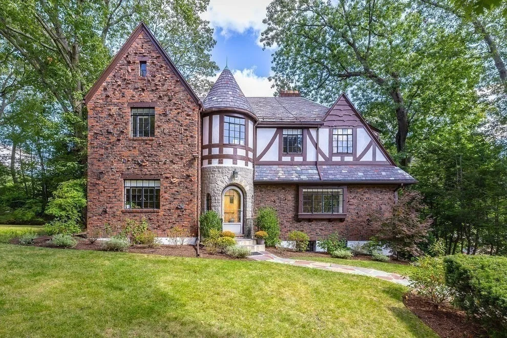 Unit for sale at 1069 W Roxbury Pkwy, Brookline, MA 02467
