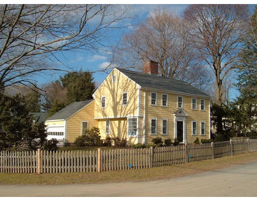 Unit for sale at 5 Ingraham Rd, Wellesley, MA 02482