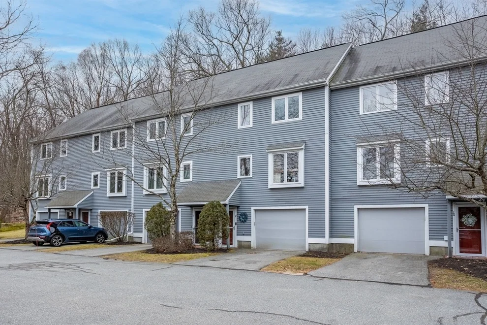 Unit for sale at 8 Country Hill Ln, Haverhill, MA 01832