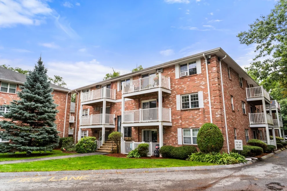 Unit for sale at 10 Karen Cir, Billerica, MA 01821