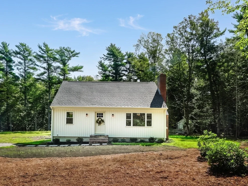Unit for sale at 8 Tabor Ln, Rochester, MA 02770