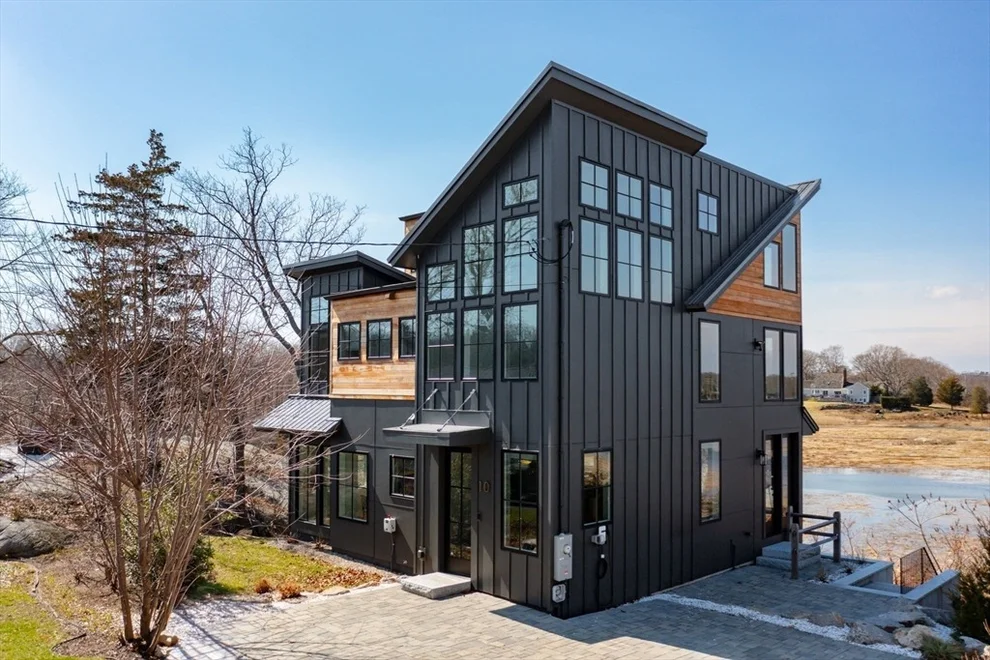 Unit for sale at 10 Chestnut Pl, Hingham, MA 02043