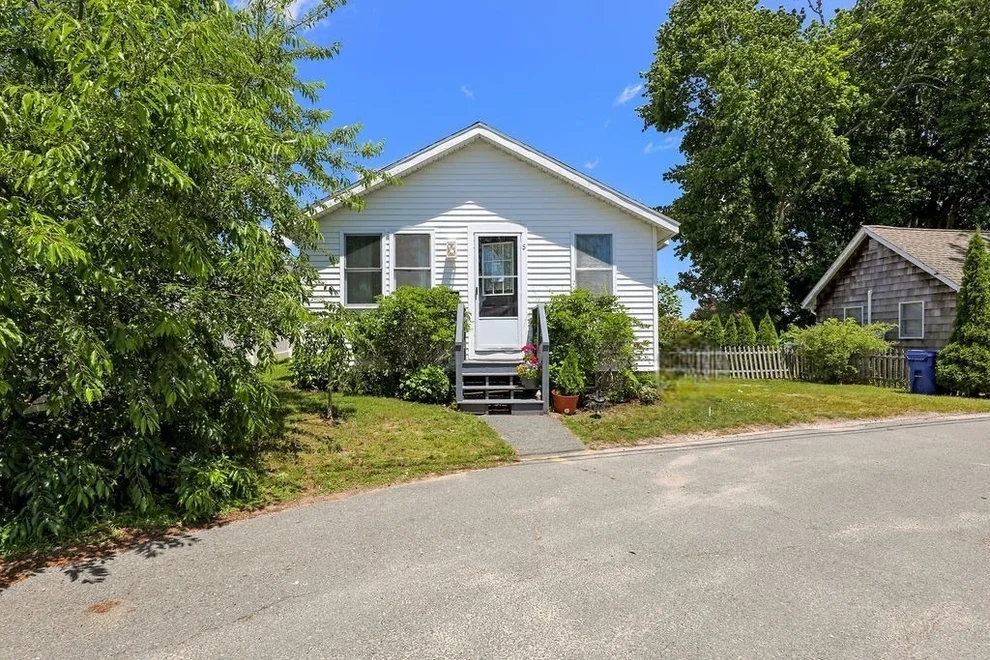 Unit for sale at 8 Woodland Cir, Wareham, MA 02571