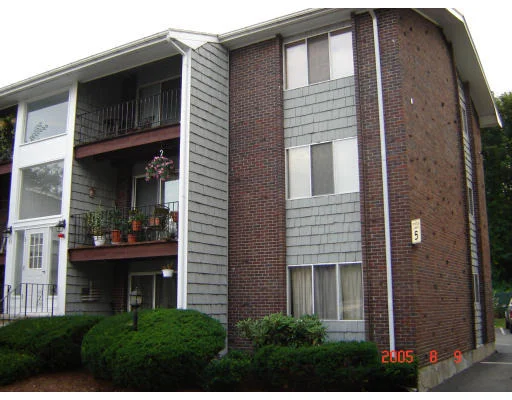 Unit for sale at 11 Woodcrest Ct, Weymouth, MA 02190